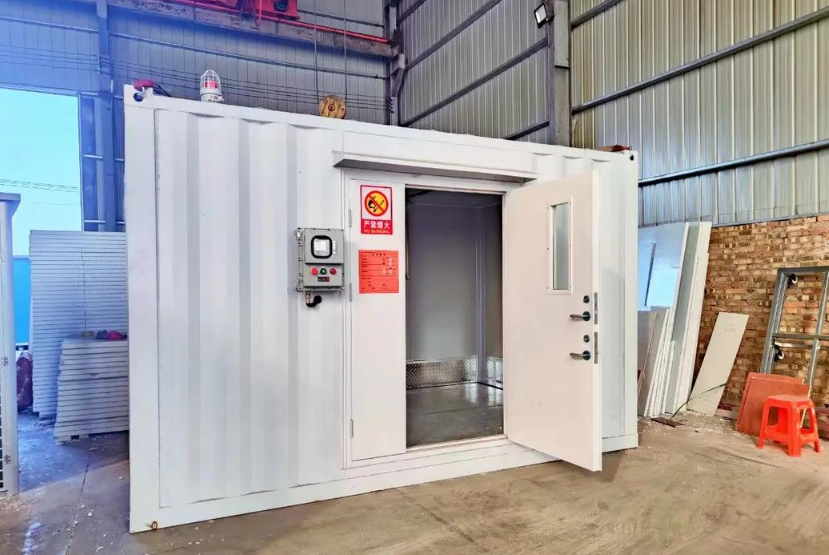 标准危废暂存间布局示例，展示分区存放、导流槽、防爆风机及活性炭吸附箱